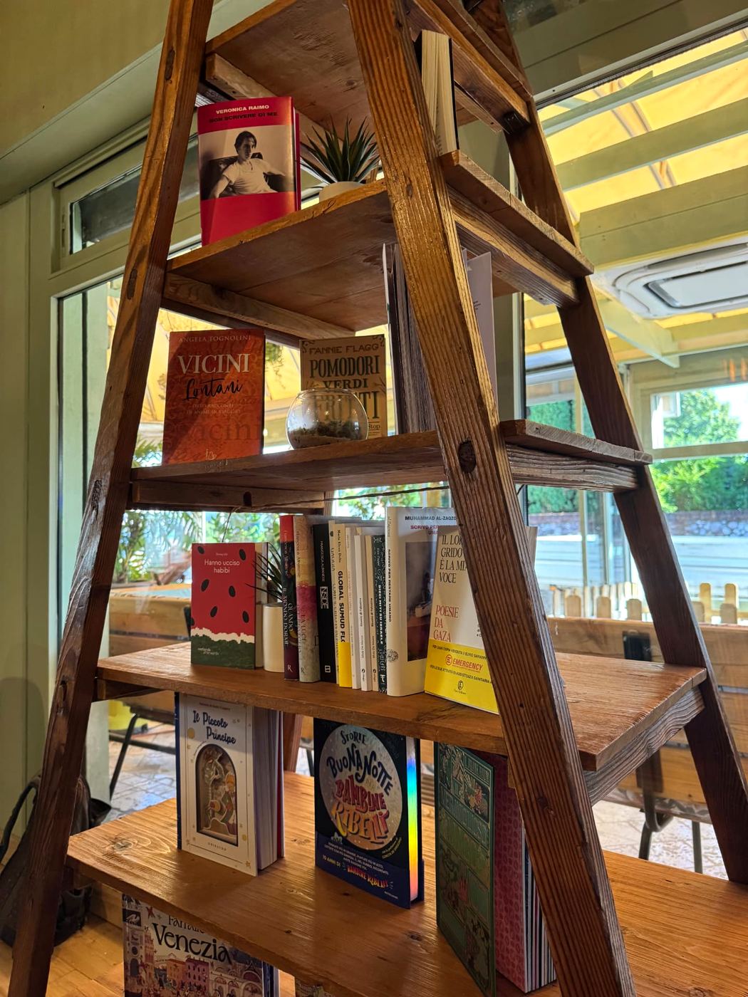 Scala-libreria in legno con libri per bambini e narrativa