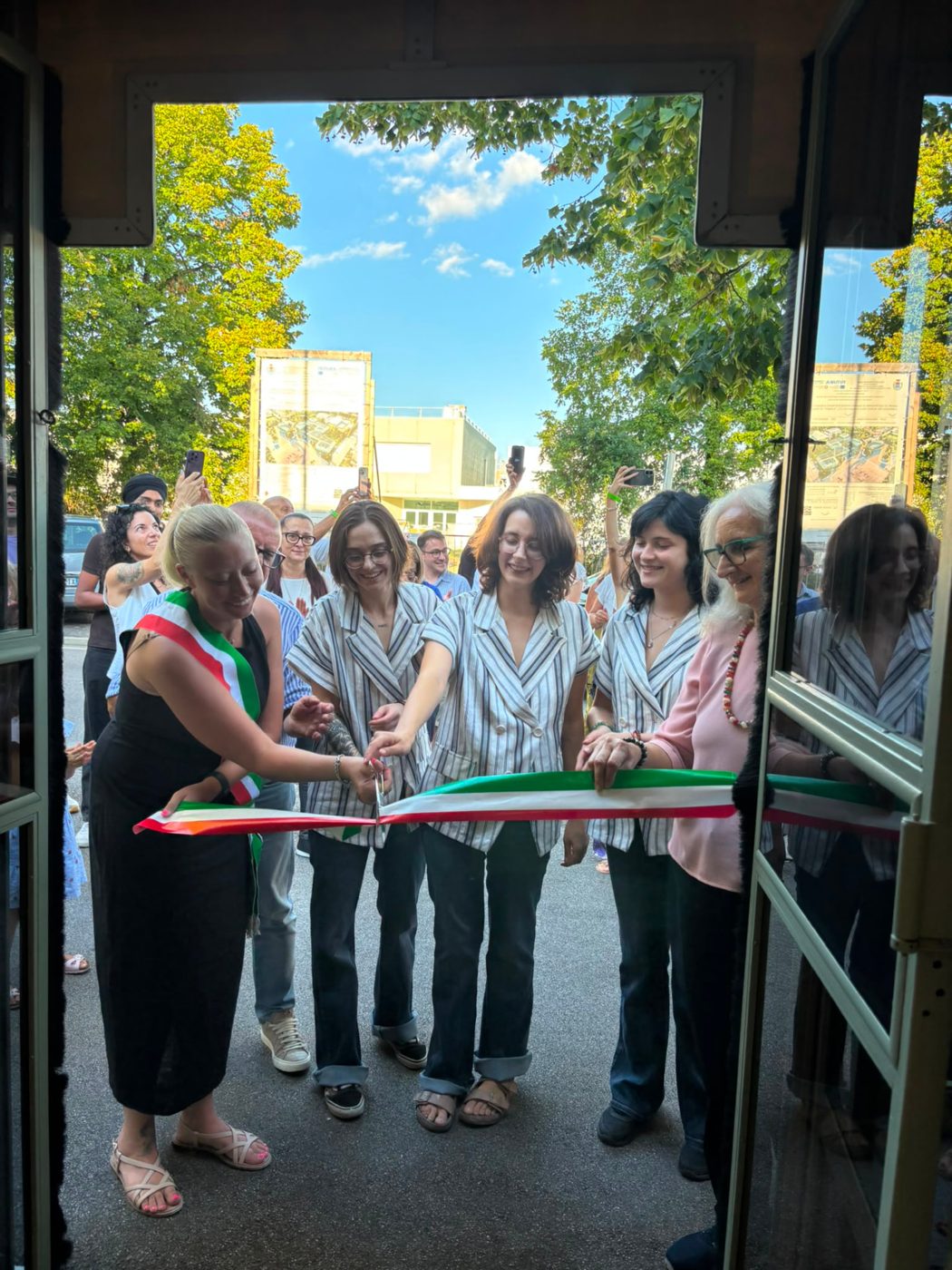 Il pubblico applaude durante l'inaugurazione di Nota a Margine